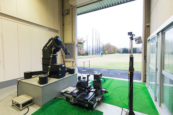 ヒューマンテストだけでなくスイングロボットでも試打をします。