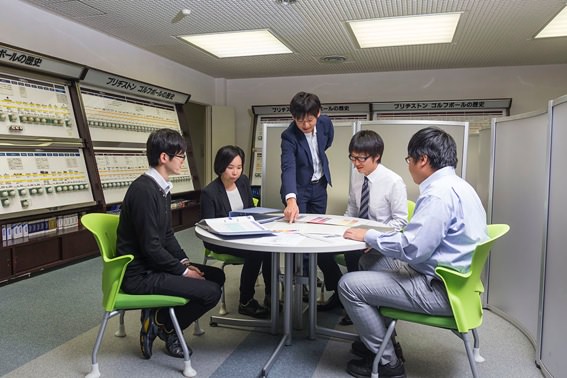 若い力が議論を重ね、数々の新製品作りにチャレンジしています。
