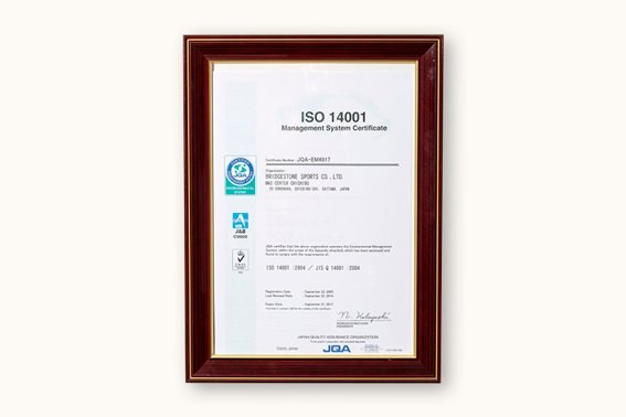 ブリヂストンスポーツは職場環境をより良くするための規格「ISO14001」を取得しています。