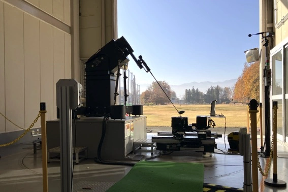 ヒューマンテストだけでなくスイングロボットでも試打をします。