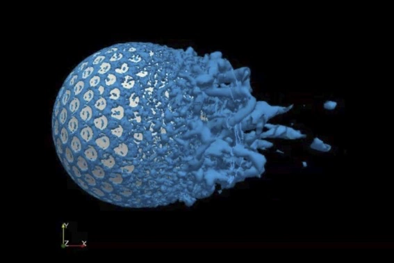 ゴルフボールの「エクボ」はディンプルと呼ばれ、飛びに大きく関わっています。